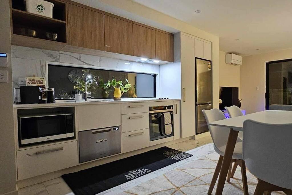 2-Bedroom Ensuite, Close To City, Comfortable, Accessible With Own Parking Крайстчёрч Экстерьер фото